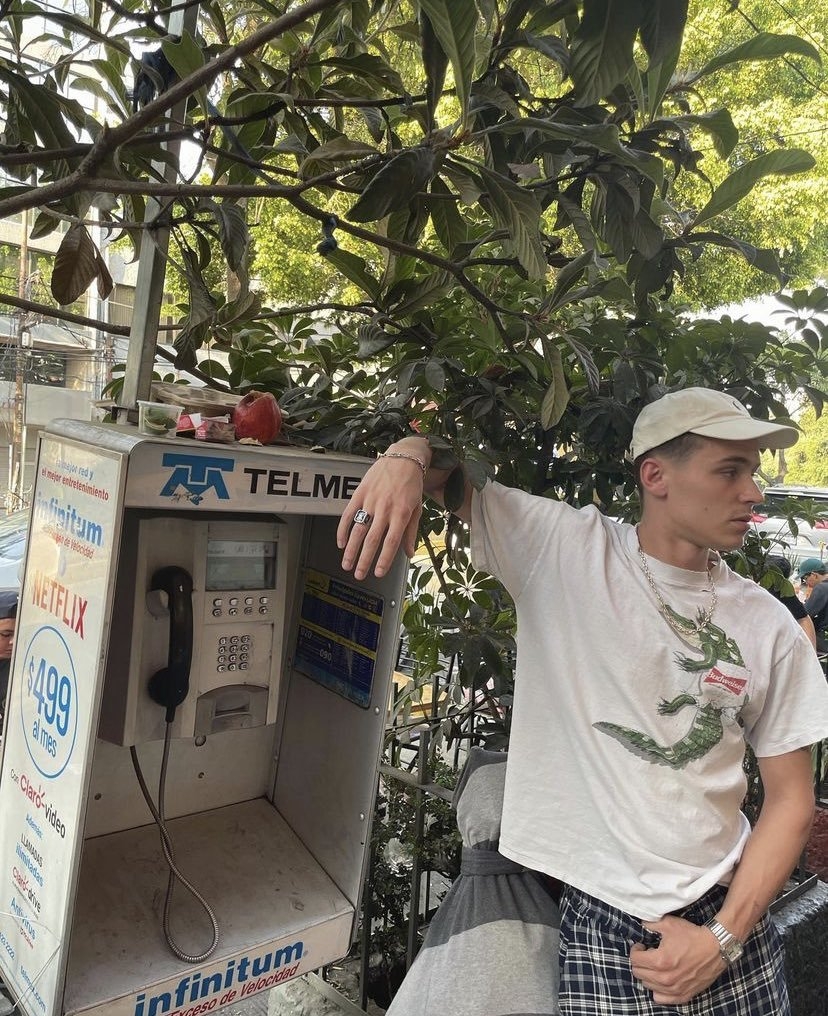 Aron Piper visita la Ciudad de México; se toma fotos en un Oxxo y un teléfono público