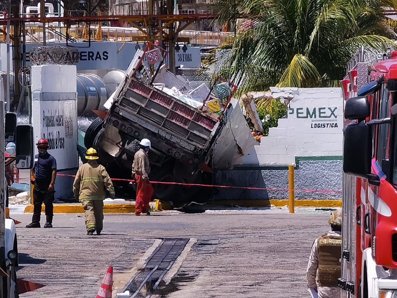 Camioneta choca contra un tanque de Pemex en Lerma, Campeche