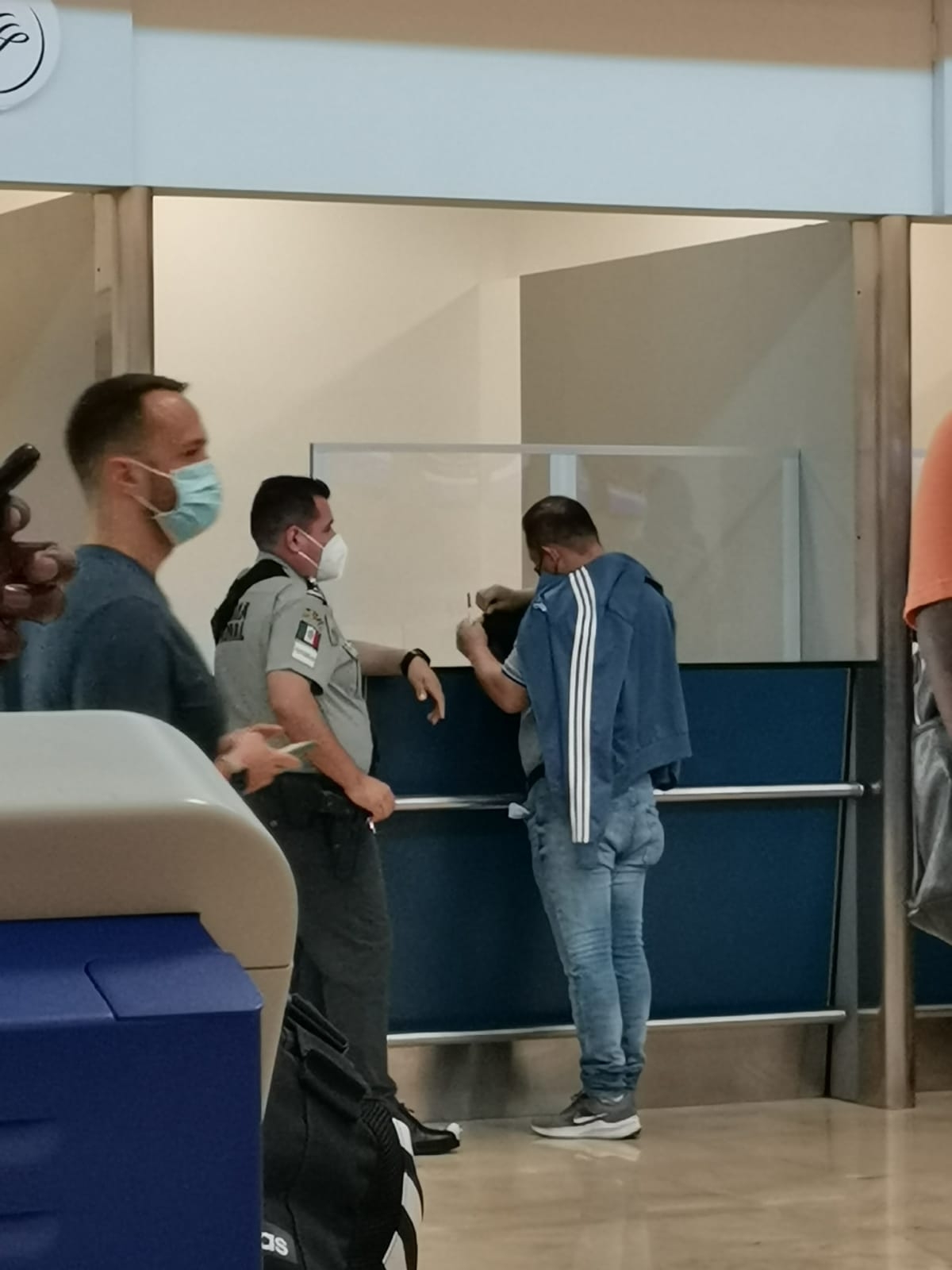 Transportistas que se pelearon en el aeropuerto de Cancún están detenidos: Guardia Nacional