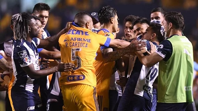 Pelea en el Clásico Regio, expulsan a Carioca en pleno partido: VIDEO