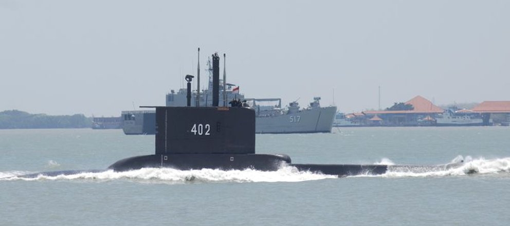 Indonesia halla partido en tres el submarino desaparecido, sus 53 tripulantes murieron