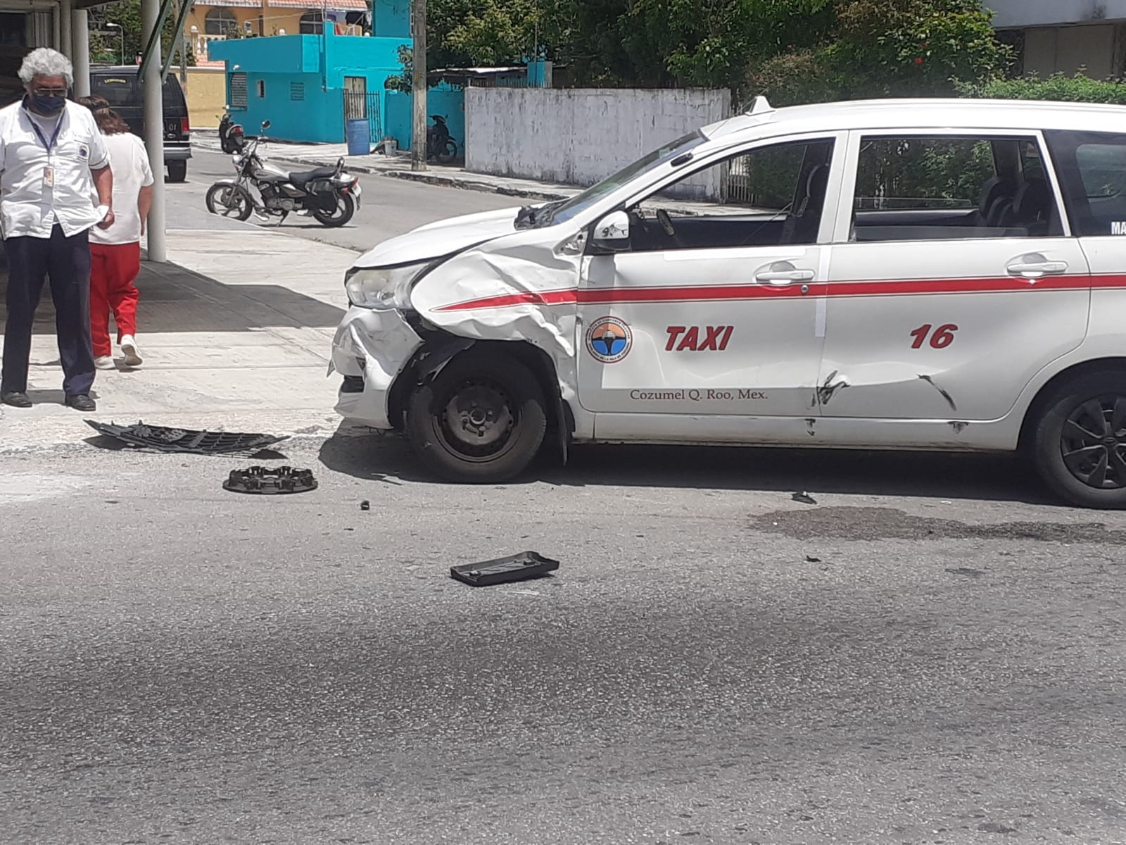 Camioneta Jeep provoca aparatoso accidente contra un taxi en Cozumel