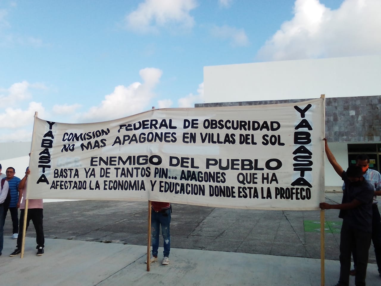 Habitantes se manifiestan en las oficinas de la CFE de Playa del Carmen