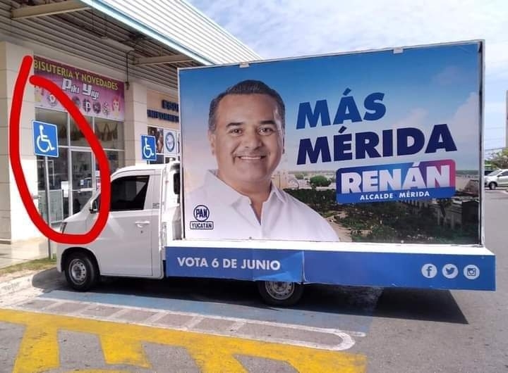 Estacionan carro publicitario de Renán Barrera en cajón para discapacitados en Mérida