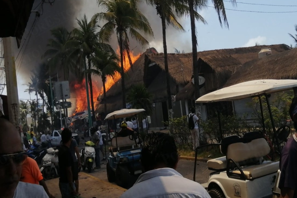 Se incendian palapas cerca de una gasolinera en el Malecón de Isla Mujeres: VIDEO