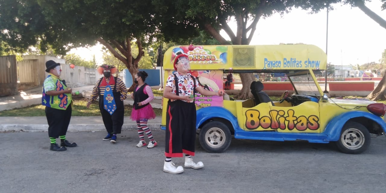 Payasos yucatecos realizan show en las calles de Mérida