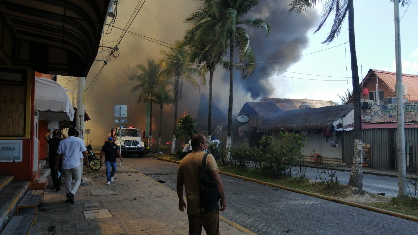 Así fue el incendio de las palapas en el Malecón de Isla Mujeres: VIDEOS