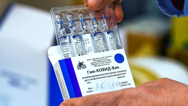 Ebrard negocia en Rusia entrega y envasado de la vacuna anticovid Sputnik V
