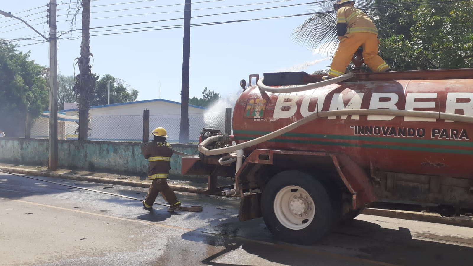 Cuerpo de bomberos evita incendio por quema de basura en José María Morelos