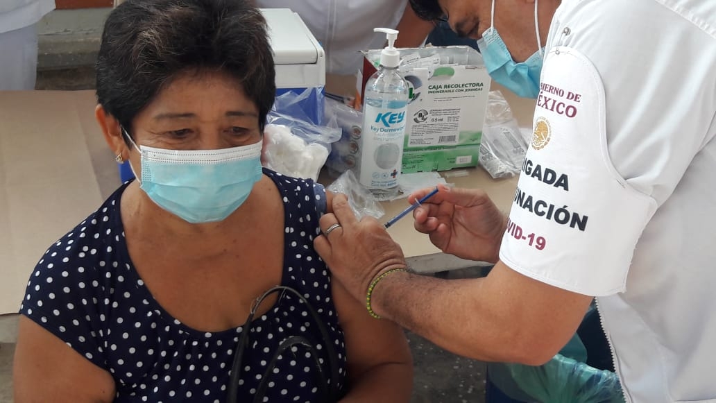 Adultos mayores llenan sedes de vacunación contra el COVID-19 en Chetumal