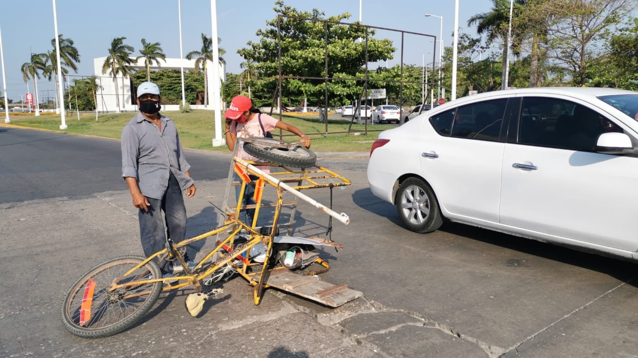 Ciudad del Carmen: Cafre se pasa un alto y atropella a una pareja que viajaba en triciclo