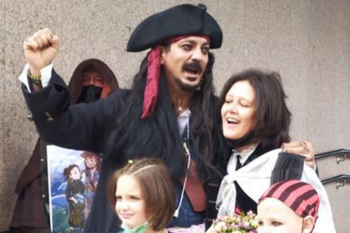 Jueza prohíbe la boda de 'Jack Sparrow' y su novia por ir 'disfrazados'