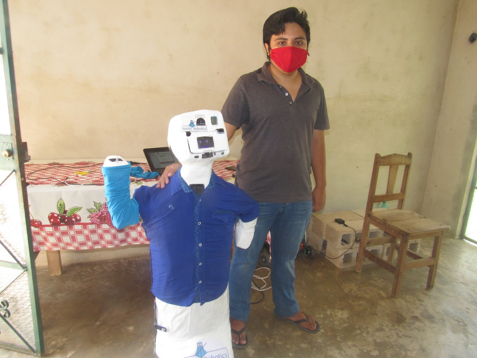Con el robot, el joven de 22 años busca generar una menor exposición al virus