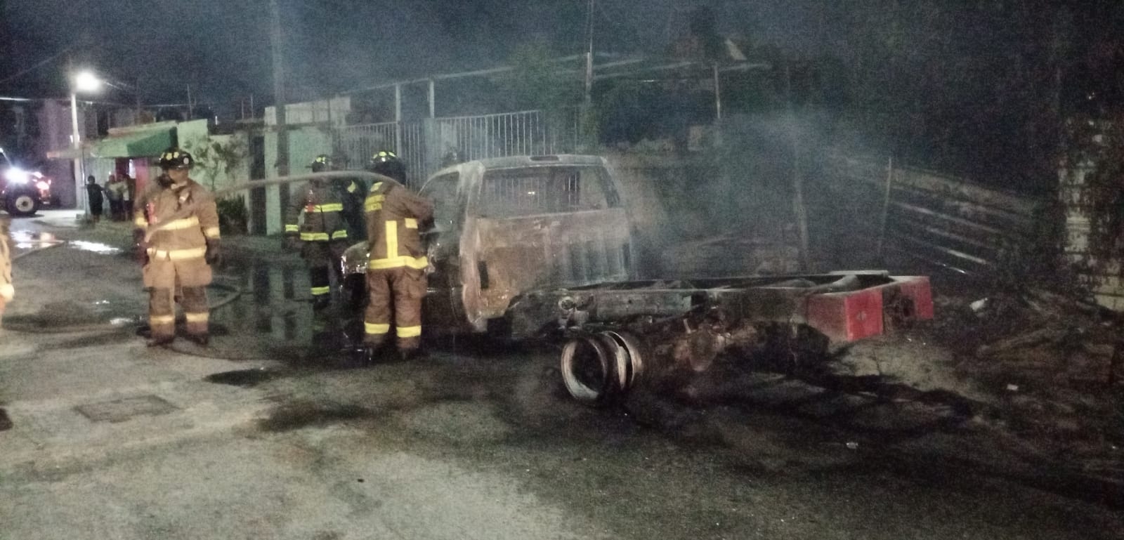 Se incendia camioneta 'misteriosamente' en la Región 92 de Cancún