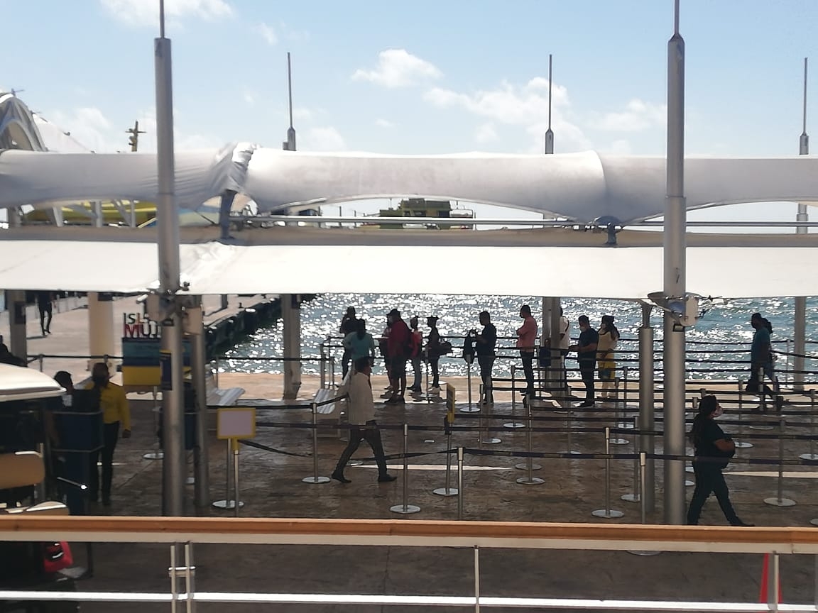 Menos de 200 personas cruzan a Isla Mujeres desde la Terminal Marítima de Cancún