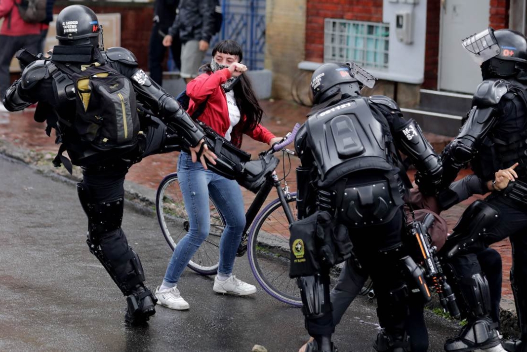 Policías de Cali disparan y golpean a manifestantes en Colombia: VIDEO