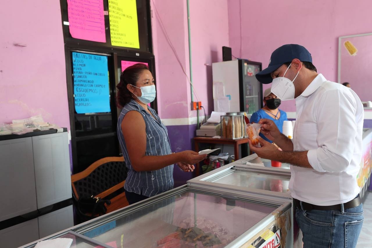 Mauricio Vila ataca el calor en una nevería en Motul, Yucatán