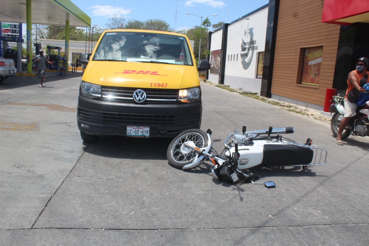 Vehículo se estrella contra motociclista cerca de una gasolinera en Chetumal