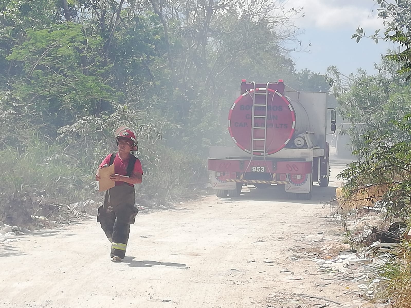 Incendian combi de transporte público en la Región 253 de Cancún: EN VIVO