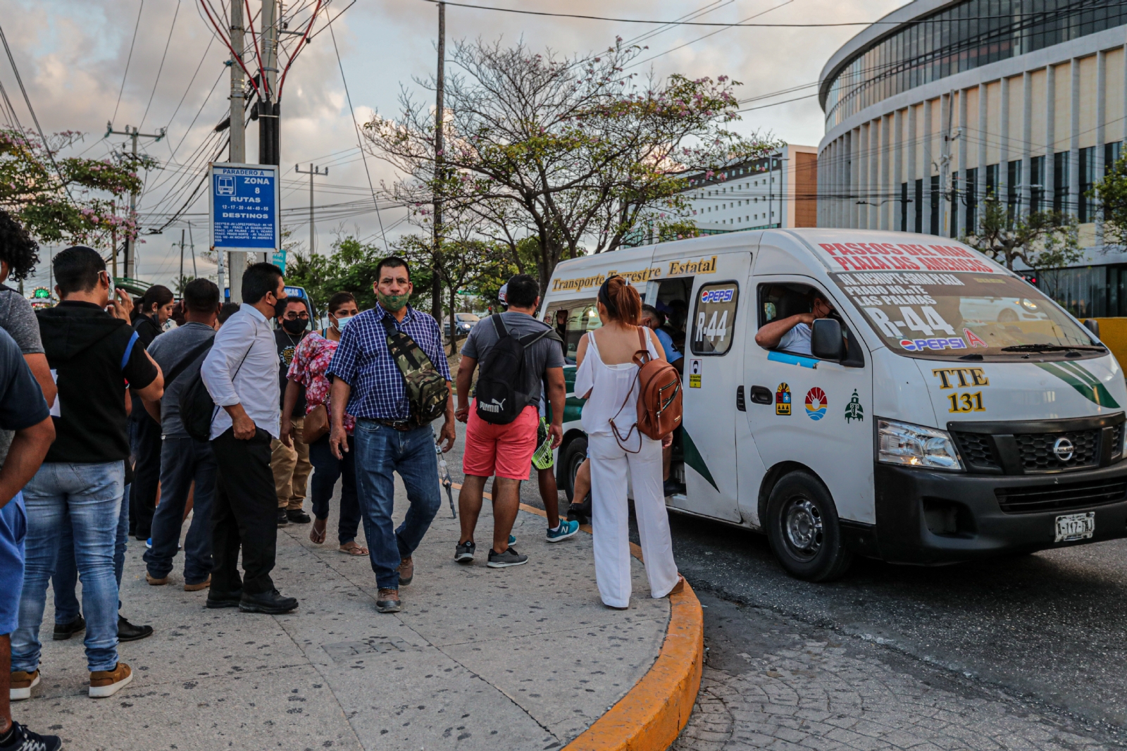 Cancún: Habitantes se arriesgan a contagio de COVID-19 por falta de transporte público