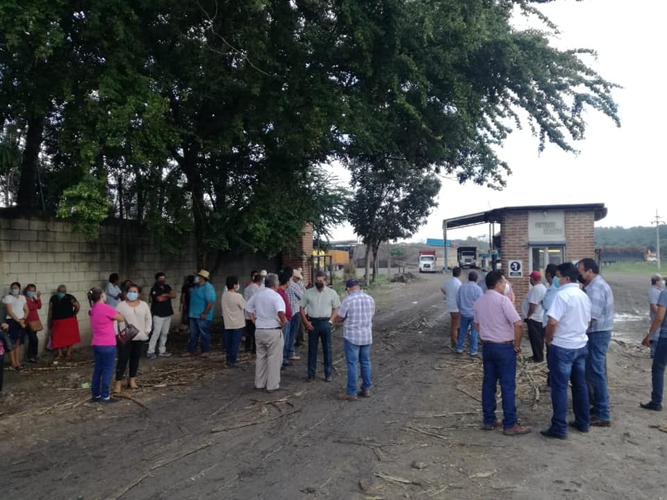 Productores de azúcar bloquean ingenios en Quintana Roo; exigen certificados de exportación