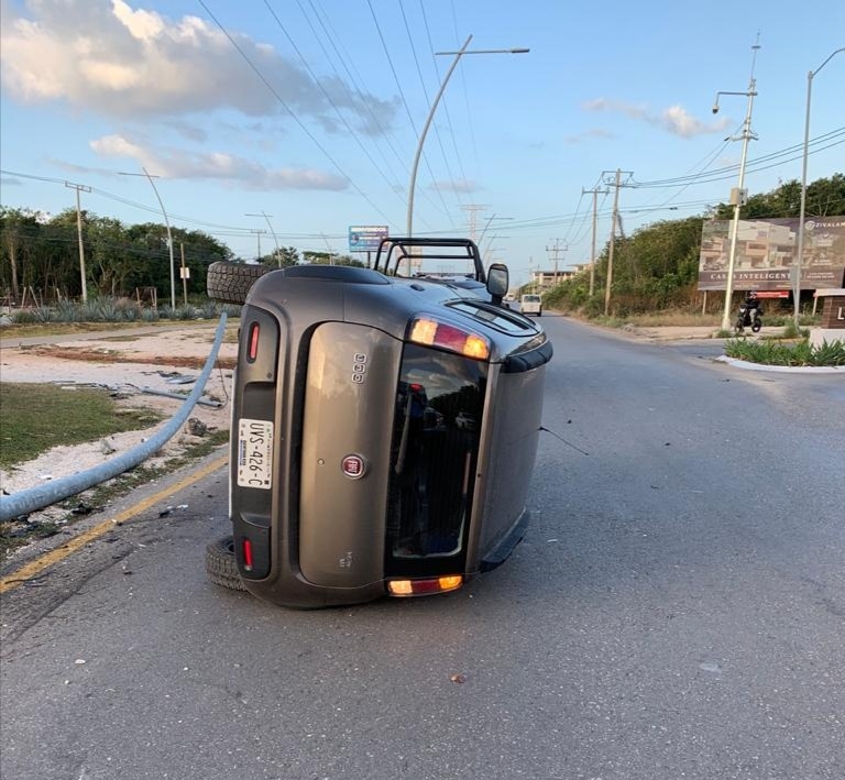 Vuelca automóvil en Avenida Huayacán de Cancún