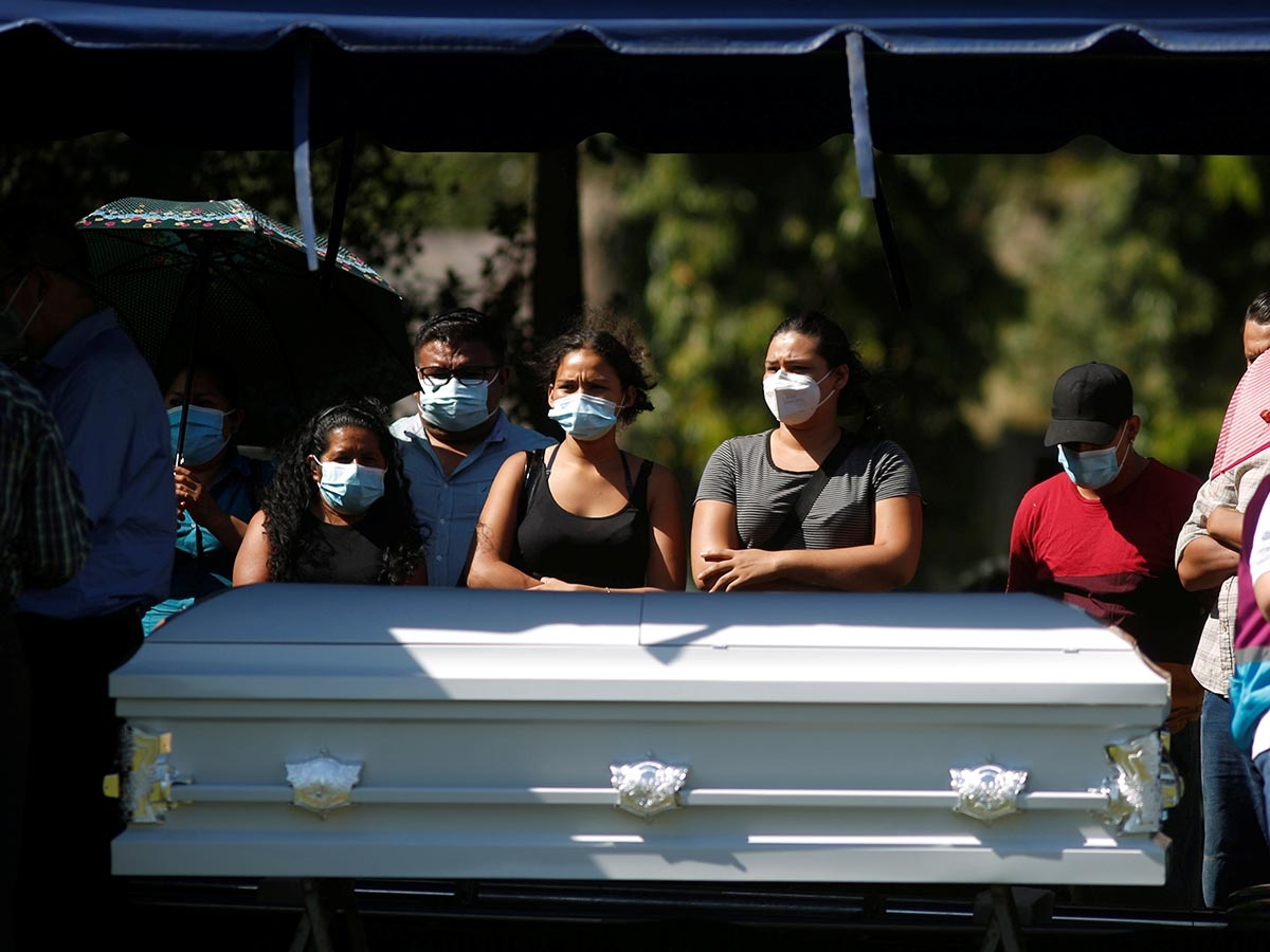 Sepultan a Victoria Salazar en El Salvador; familia exige justicia: FOTOS