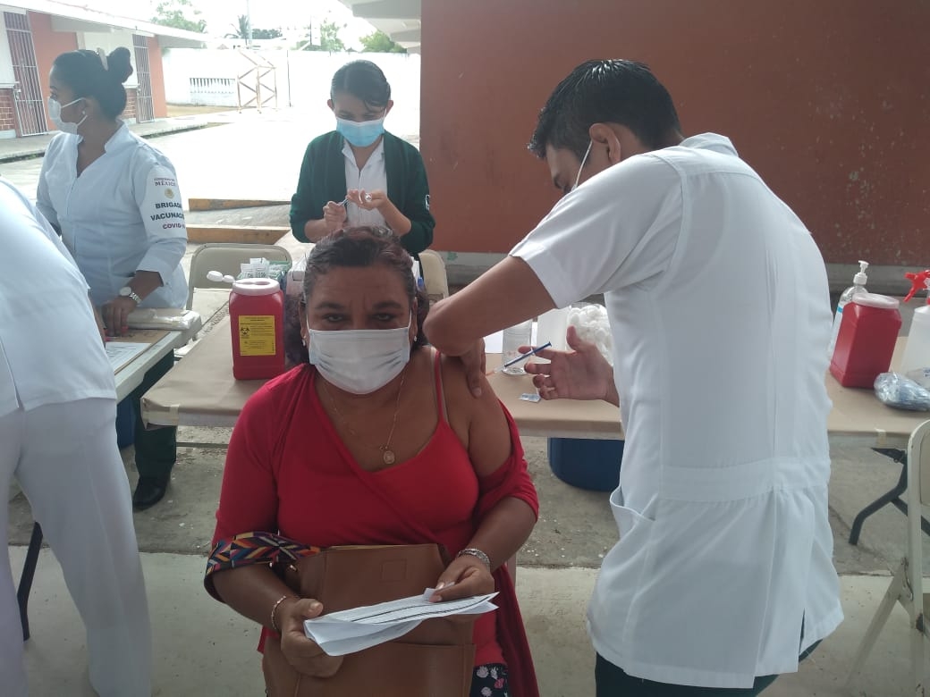 100 personas acuden a la vacunación de adultos mayores en Chetumal