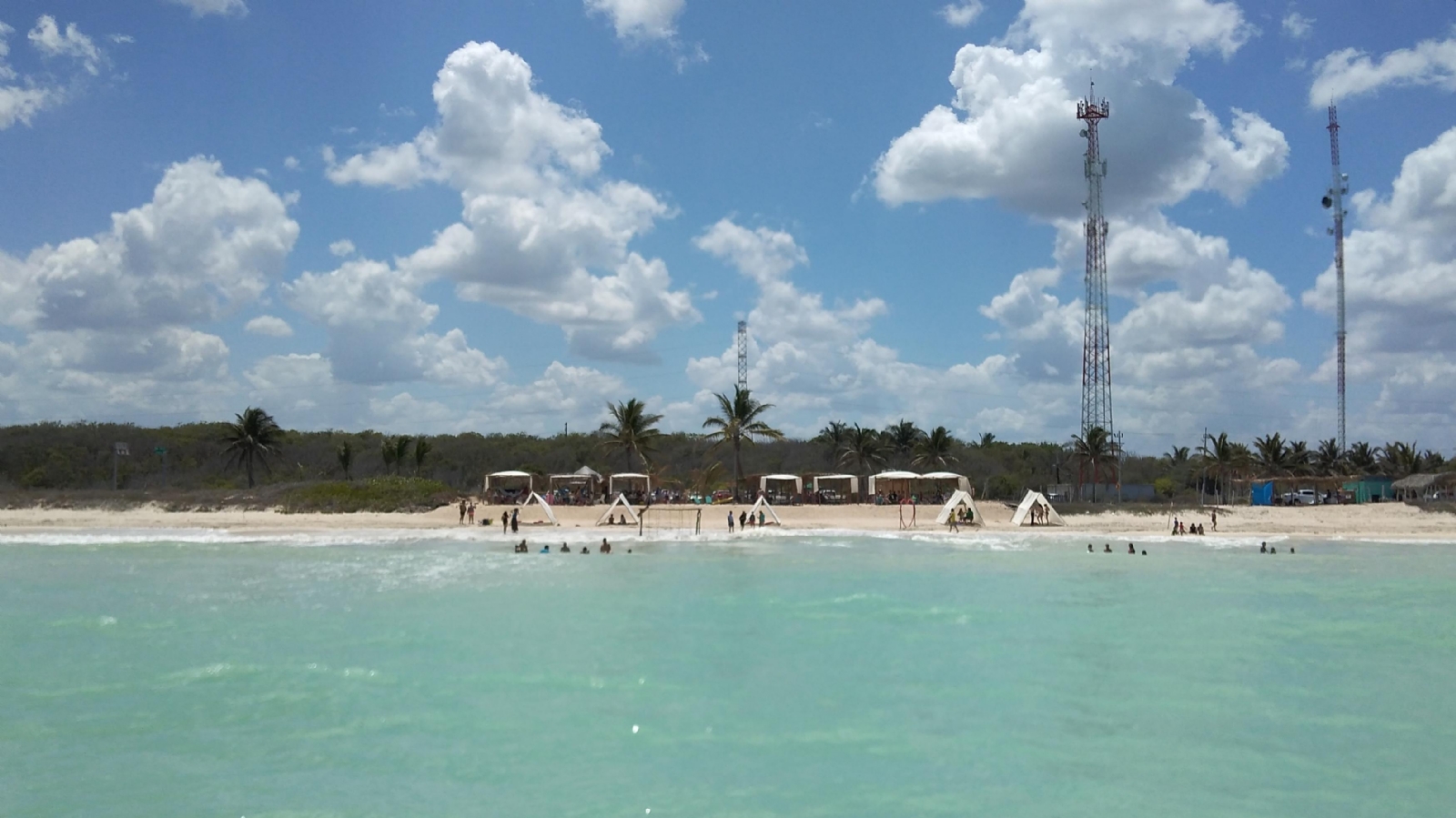 Denuncian a dueños de palapas por acaparar playas de Sabancuy