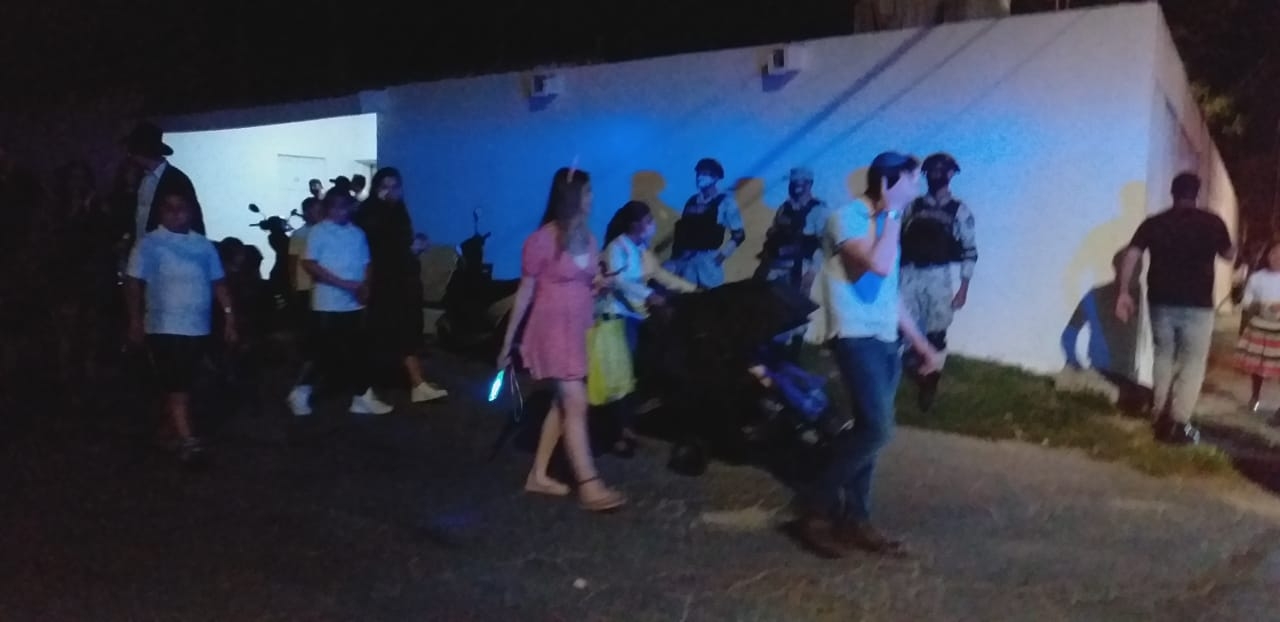 Por COVID-19, desmantelan fiesta con más de 700 personas en Cozumel