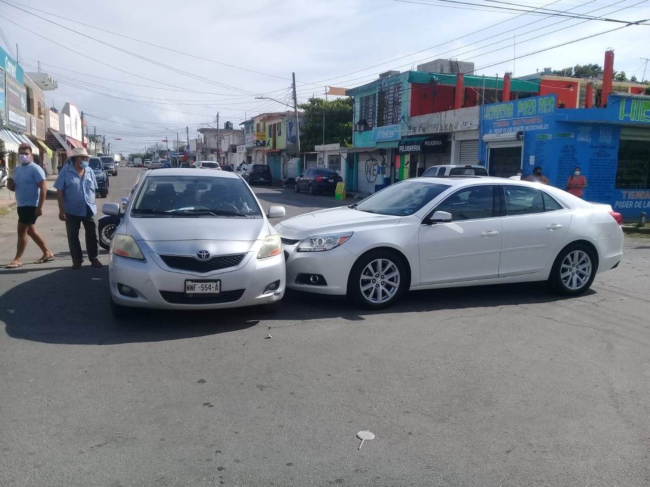 Fuerte choque entre dos automóviles en la colonia centro en Chetumal