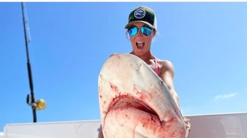 Mujer se hace viral por matar tiburones por deporte: VIDEO