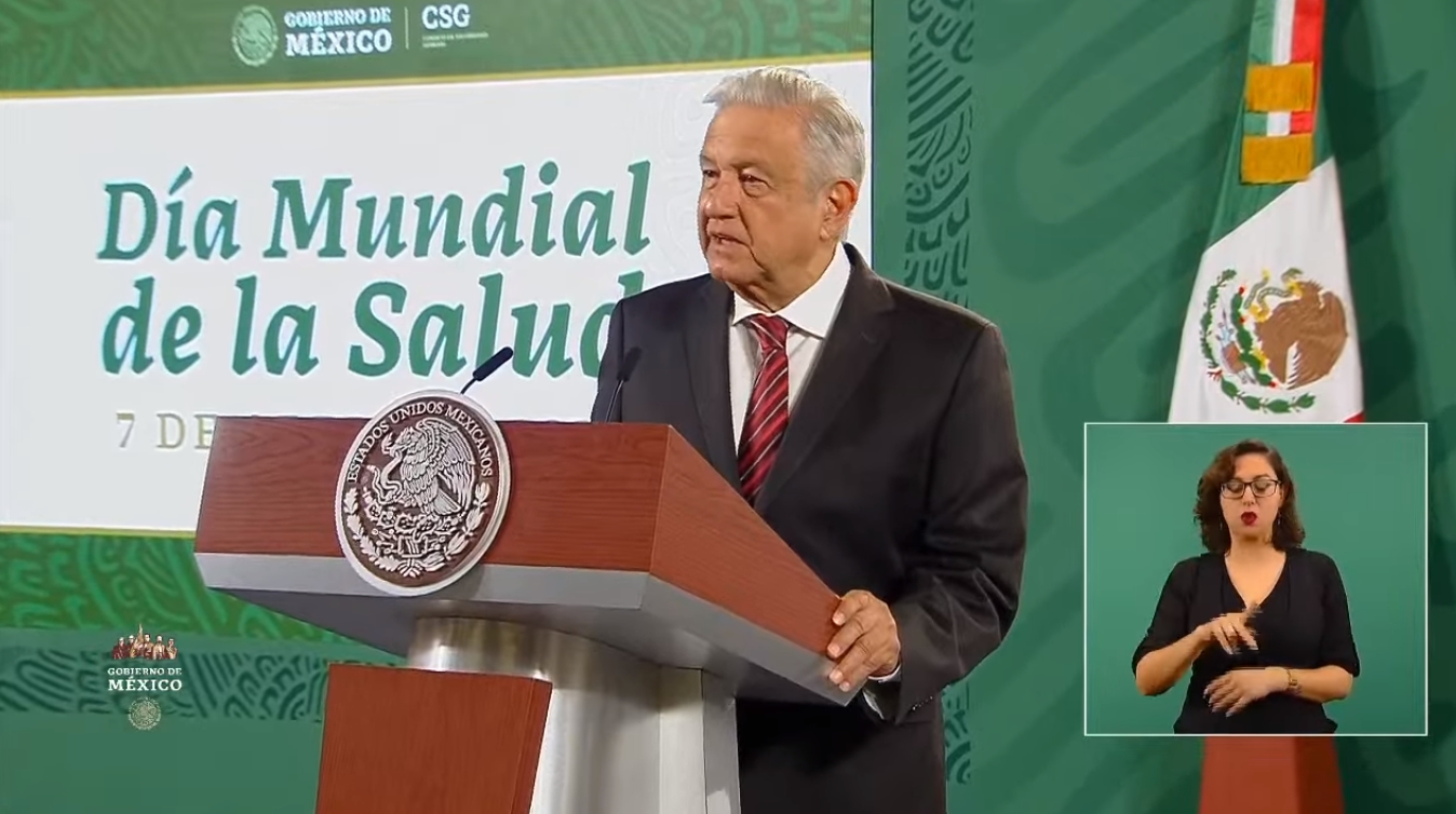 AMLO entrega 'Premios al Mérito 2021' a personal de salud en México