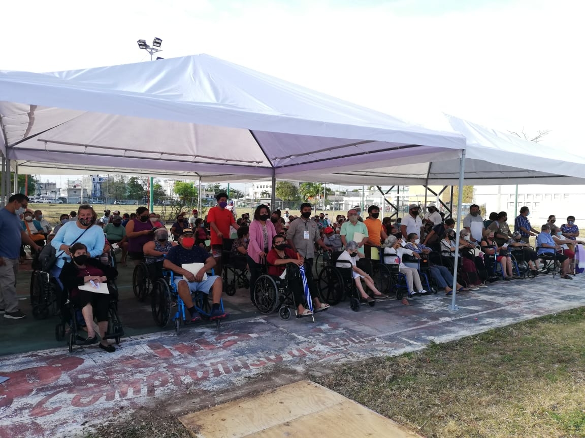 Mil abuelitos hacen fila para vacunarse contra COVID-19 en Cancún: EN VIVO