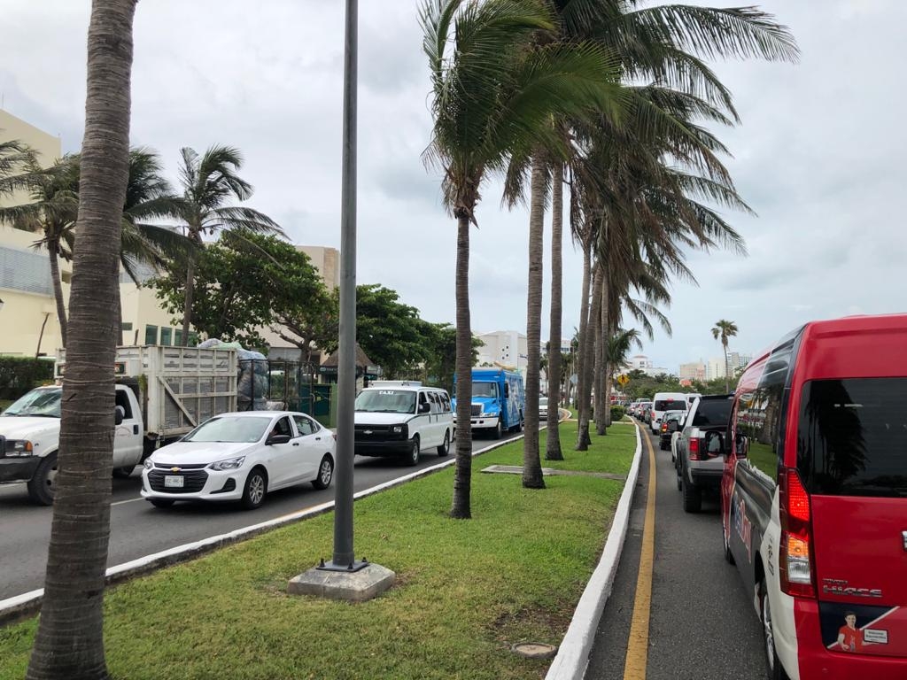 Operativo en Playa Gaviota Azul genera tráfico vehicular en la Zona Hotelera de Cancún