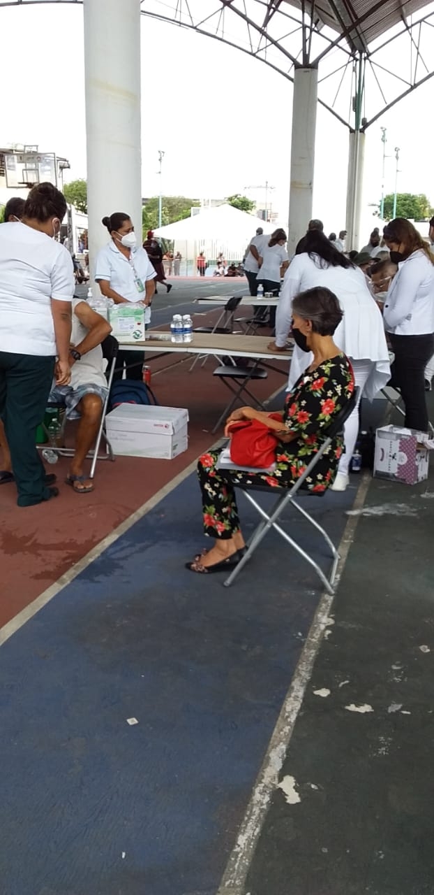 Florinda Meza se vacuna contra COVID-19 en el gimnasio 'Jacinto Canek' de Cancún