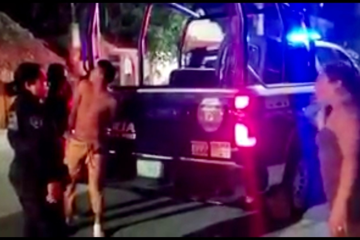 Exhiben a policías estatales de Quintana Roo golpeando brutalmente a un sujeto en Tulum
