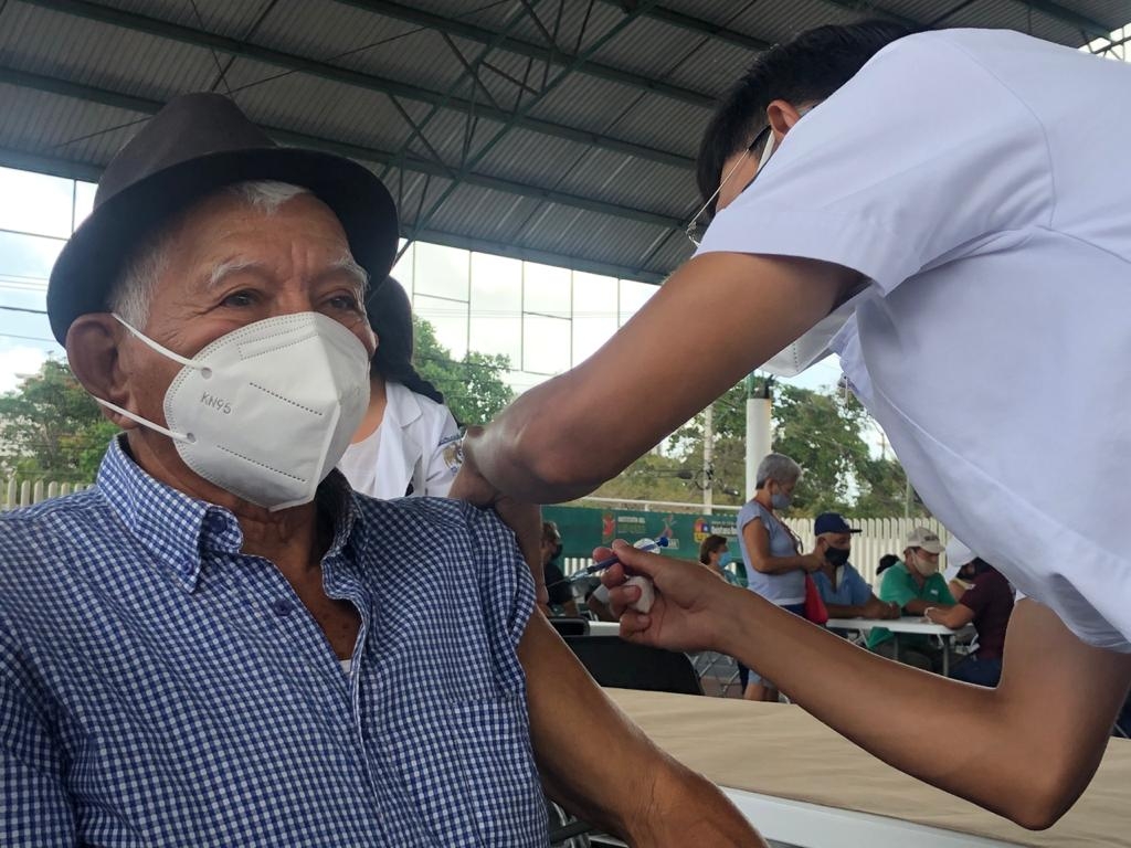 Adultos mayores acuden a vacunarse contra el COVID-19 en el 'Jacinto Canek' de Cancún