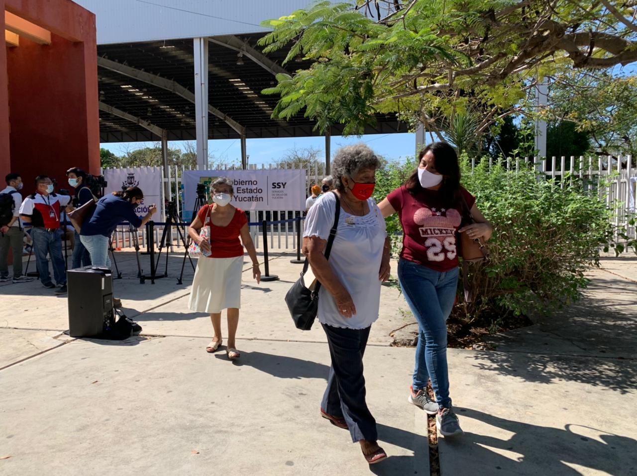 Segundo día de vacunación en Mérida: Esperan hasta 45 minutos formados