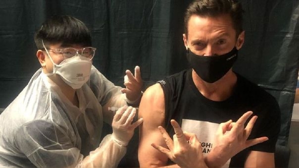 Al más puro estilo de Wolverine, Hugh Jackman se vacuna contra el COVID-19