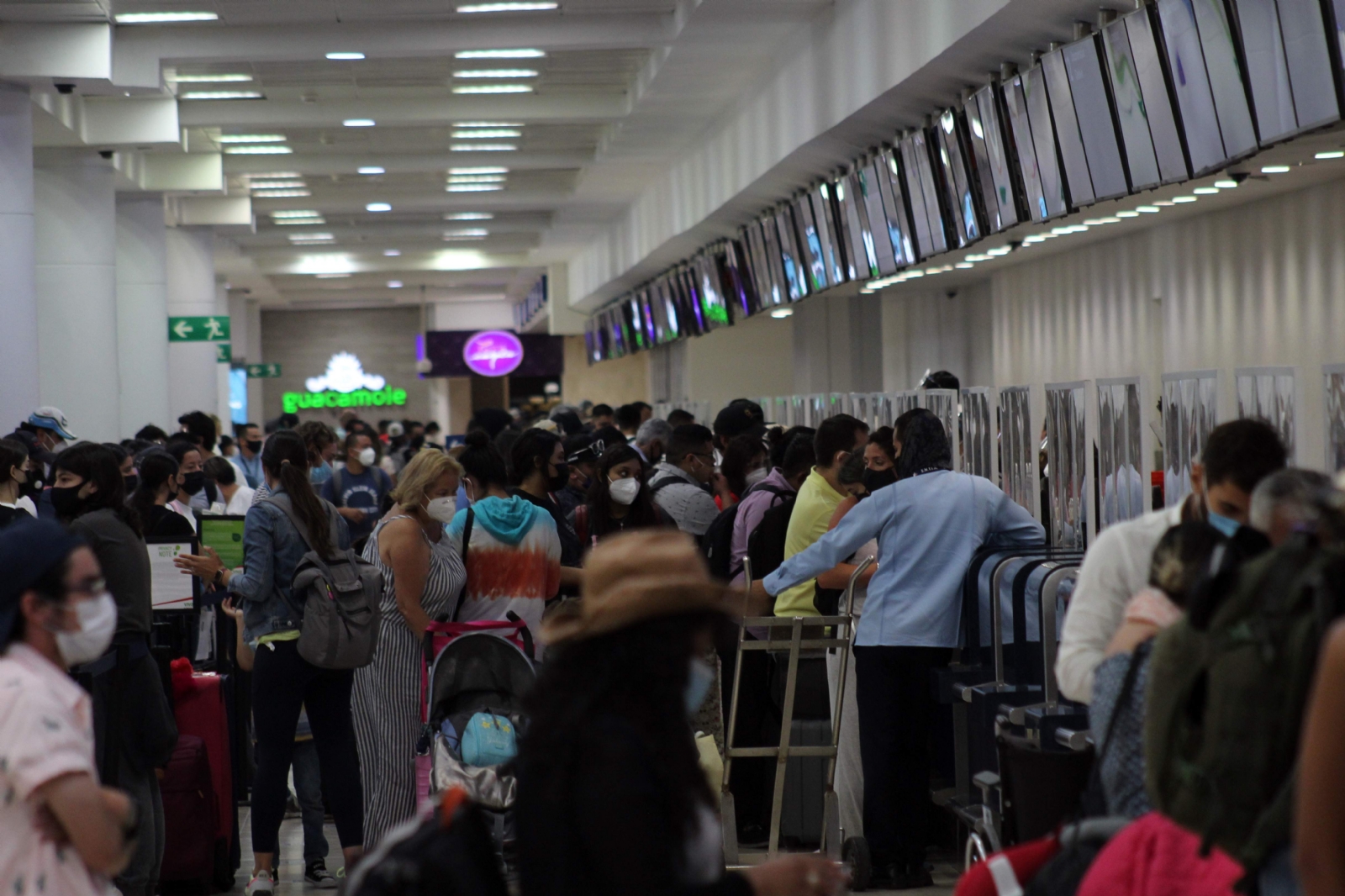 El aeropuerto lució repleto; la mayoría de turistas son nacionales