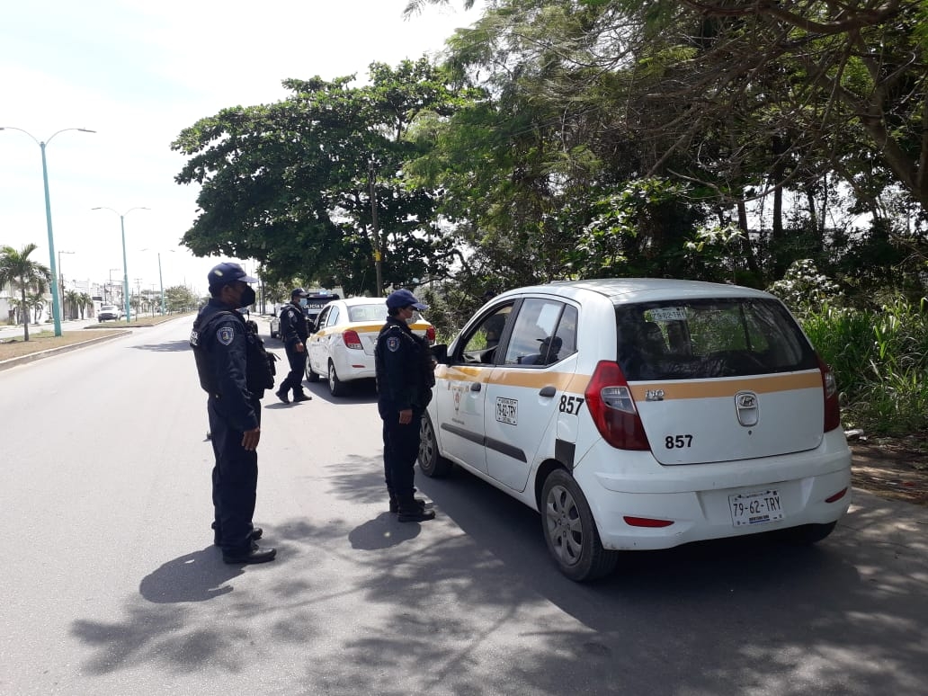 Policía Quintana Roo instala filtro de revisión para taxistas en Chetumal