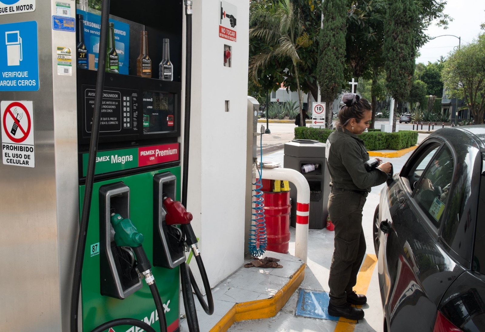 Despachadores de gasolina en alguna ciudad del país