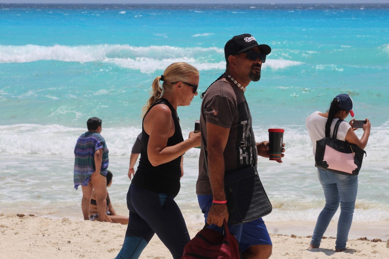 Pese a fuerte oleaje, bañistas asisten a las playas de Cancún: FOTOS
