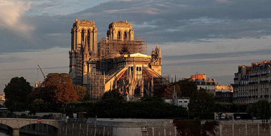 El día 15 de abril de 2019, la catedral de Notre Dame d eParís, sufrió un incendio
