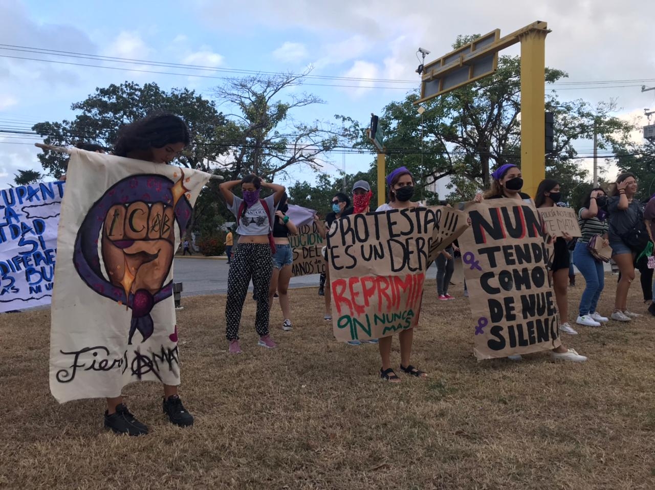 Feministas de Cancún marchan en homenaje a los 5 meses de la represión policiaca del 9N