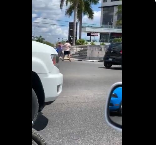 Captan a automovilistas peleando a golpes en Mérida: VIDEO