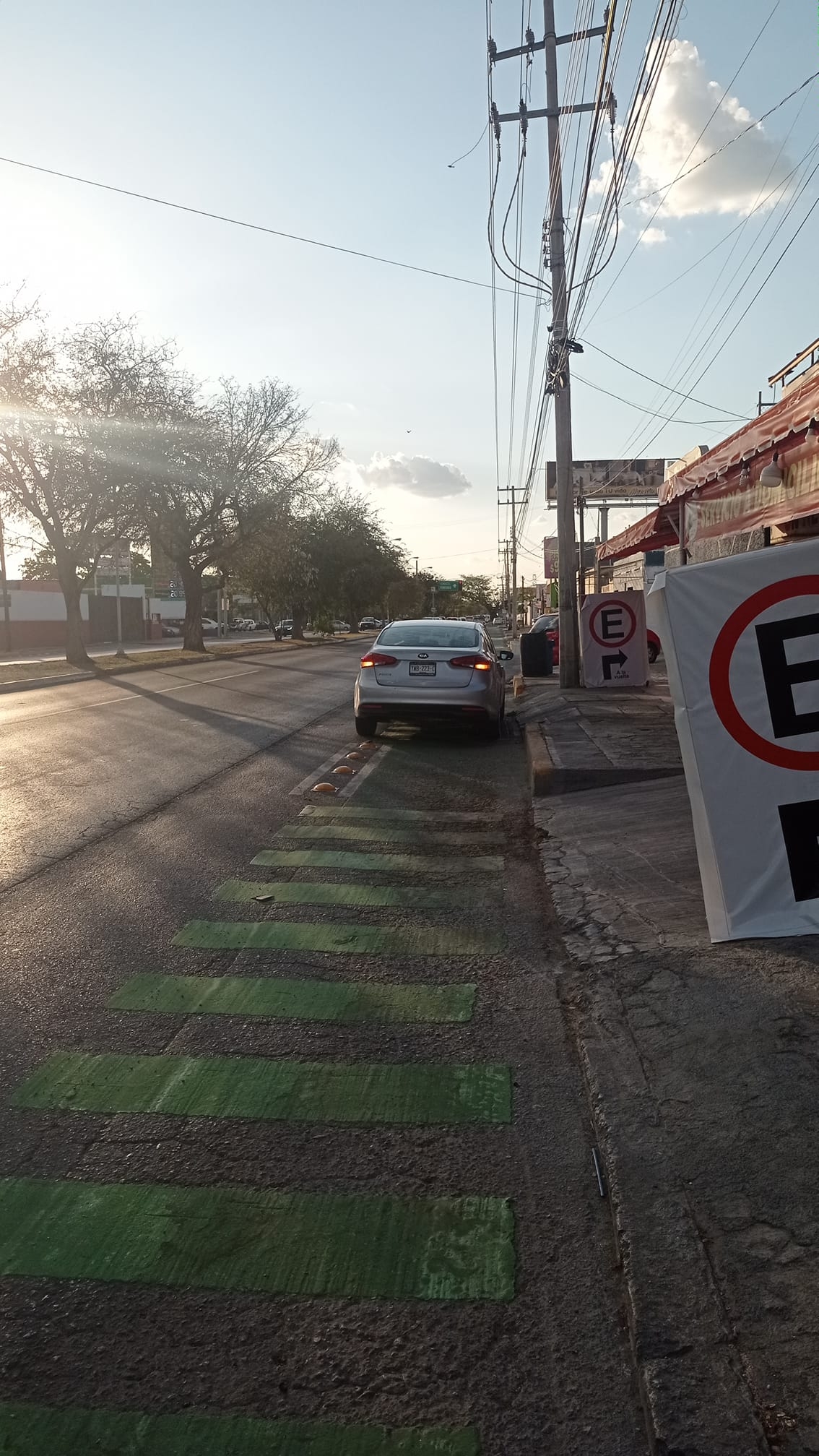 Taquería coloca letreros para evitar que sus clientes bloqueen la ciclovía en Mérida