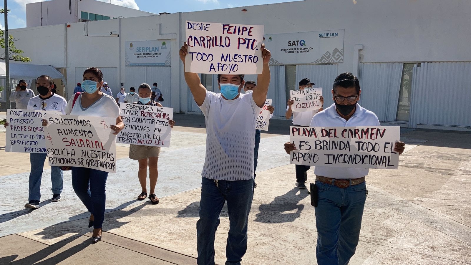 Trabajadores del Gobierno de Quintana Roo exigen restitución de apoyos en Chetumal