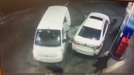 Hombre evita asalto bañando con gasolina a ladrones
